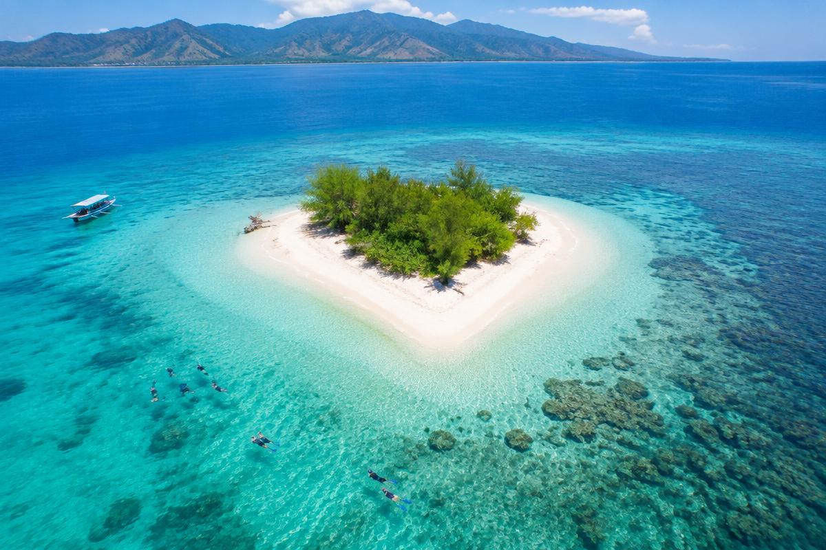 Gili Kedis, pulau kecil berpasir putih dengan air laut yang jernih